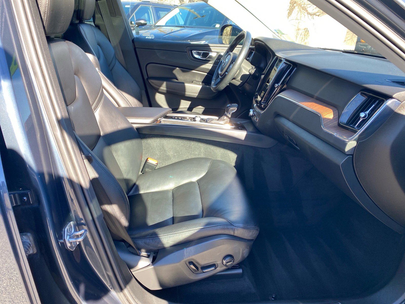 Used 2021 Volvo XC60 T6 Momentum image 26