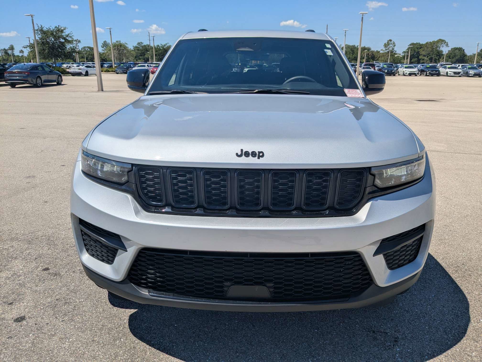 Used 2025 Jeep Grand Cherokee Altitude AWD/4WD image 3