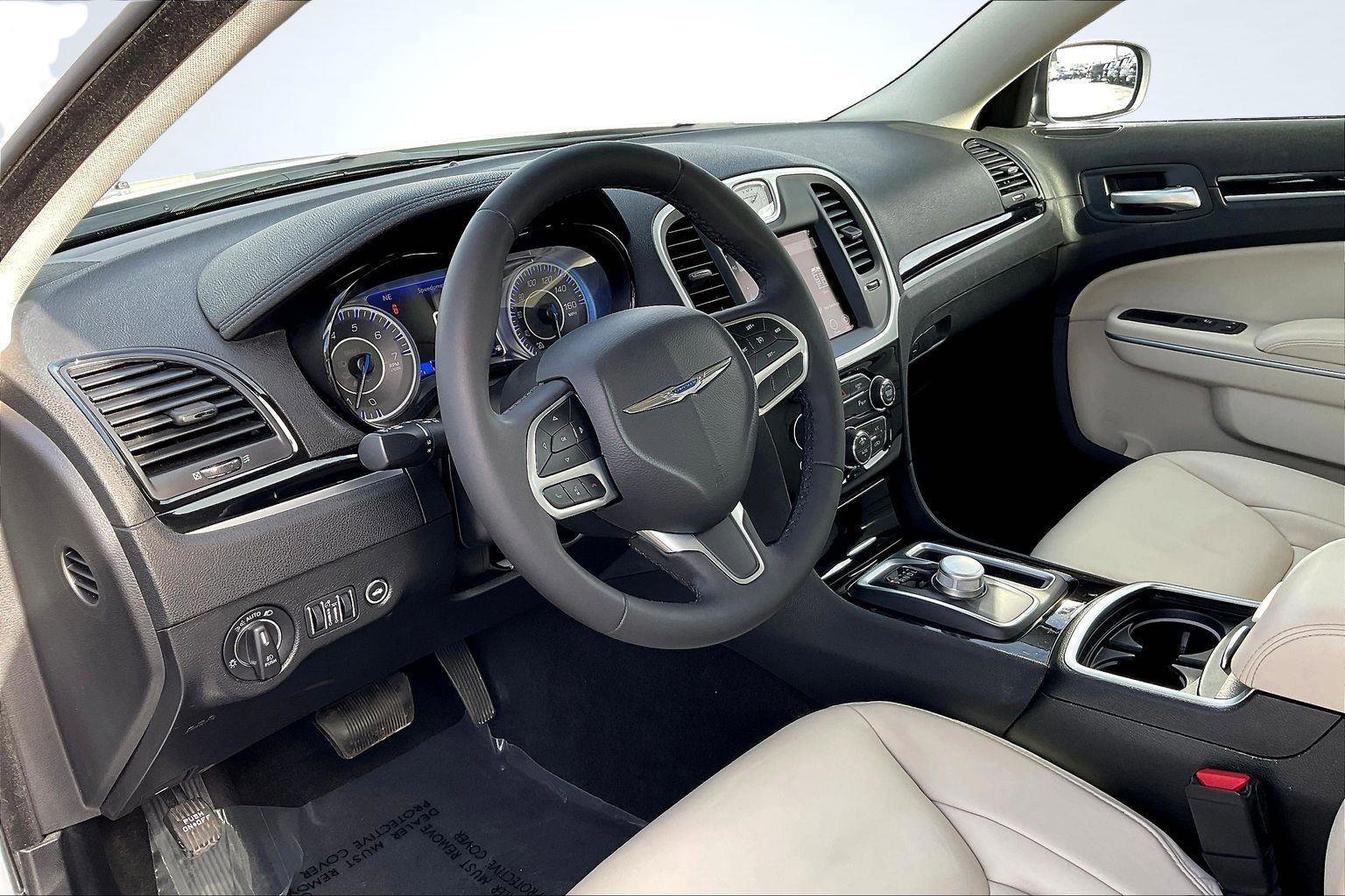 Used 2023 Chrysler 300 Touring L image 14