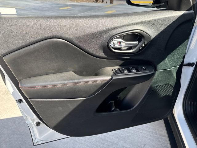 Used 2019 Jeep Cherokee Trailhawk AWD/4WD image 10