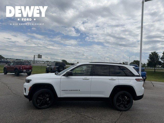 Used 2022 Jeep Grand Cherokee Altitude AWD/4WD image 5