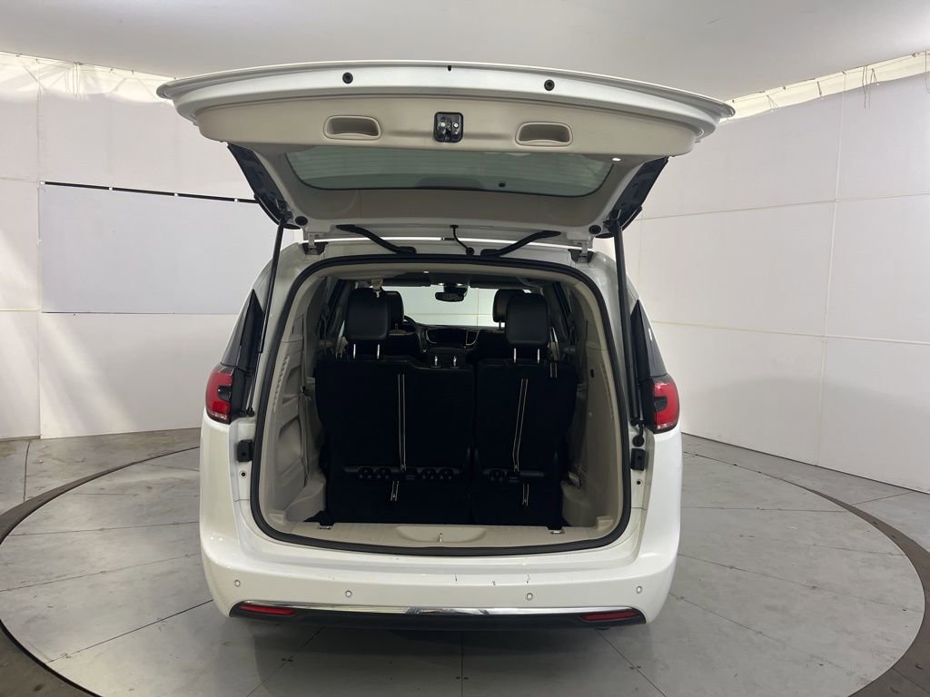 Used 2024 Chrysler Pacifica Touring-L image 13