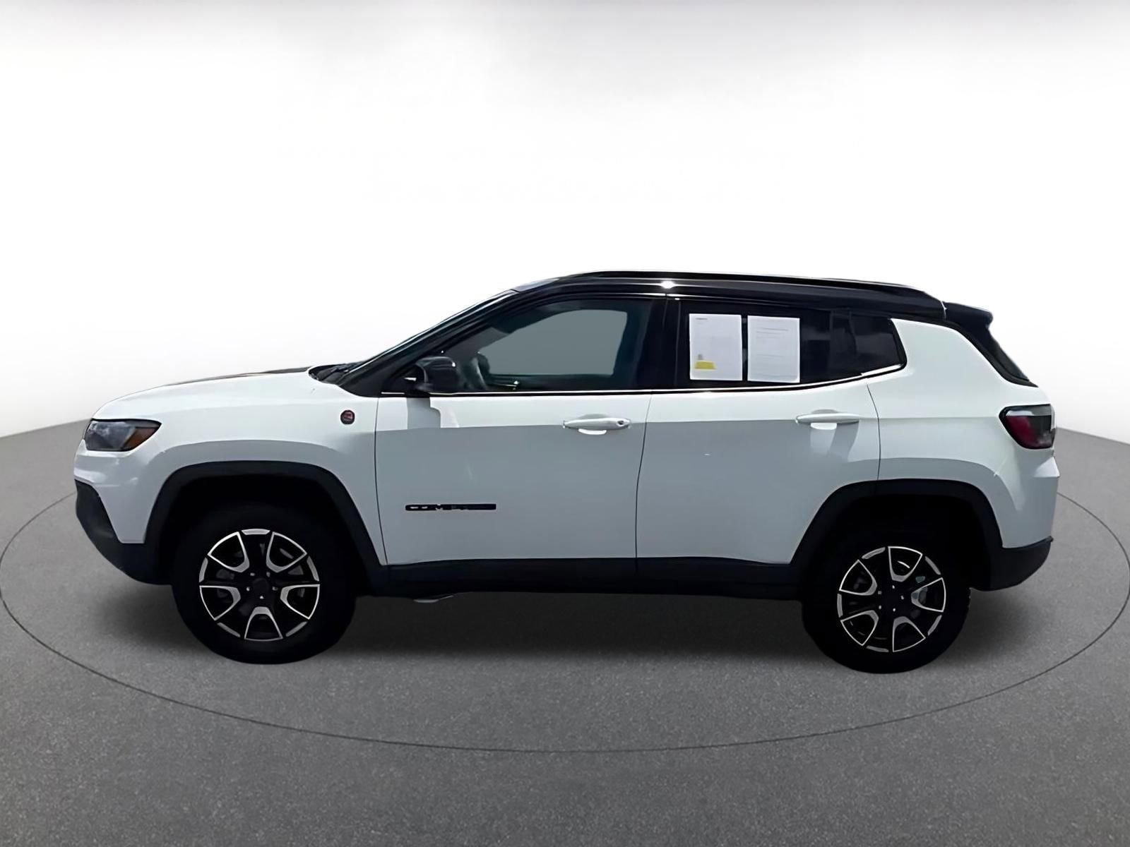 Used 2025 Jeep Compass Trailhawk AWD/4WD image 7
