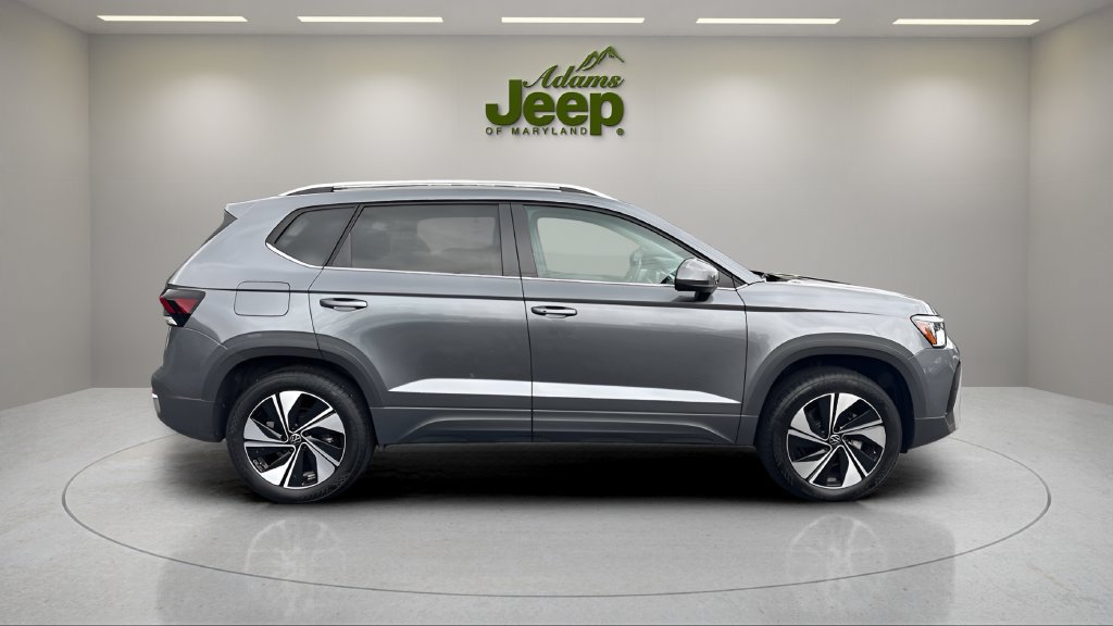 Used 2025 Volkswagen Taos SE AWD/4WD image 4