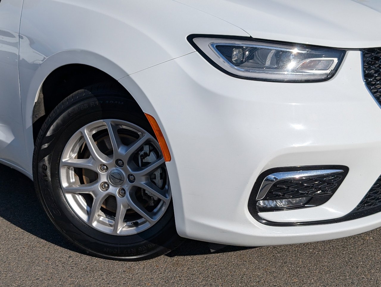 Used 2024 Chrysler Pacifica Touring-L image 10