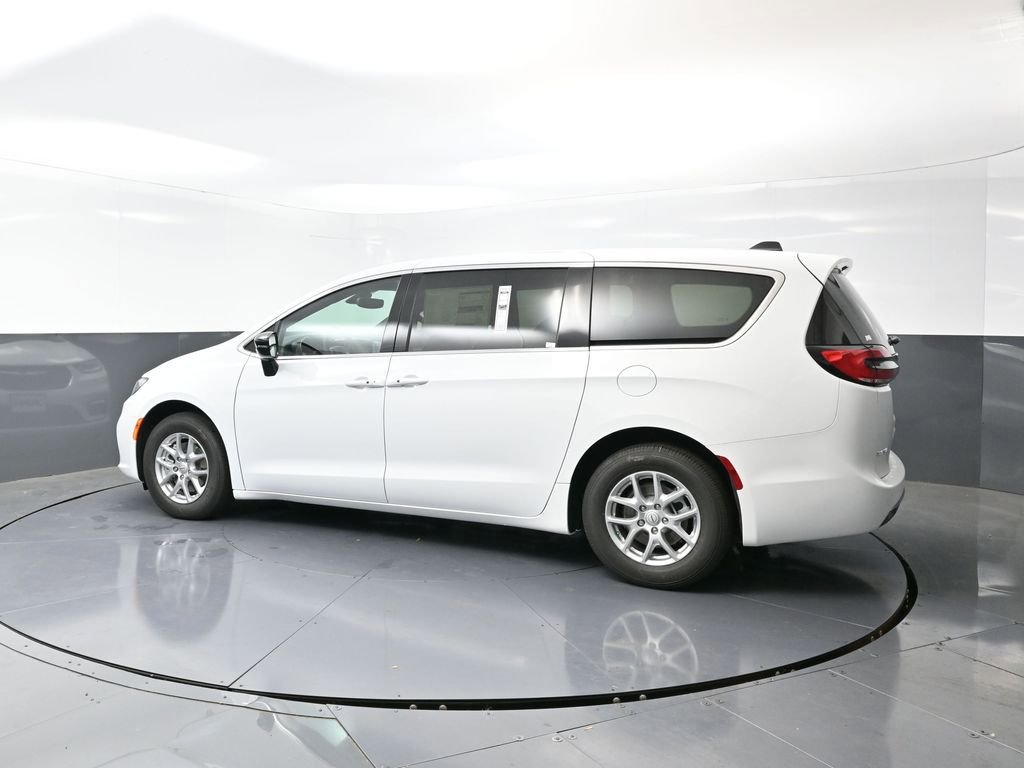 New 2026 Chrysler Pacifica Select image 10