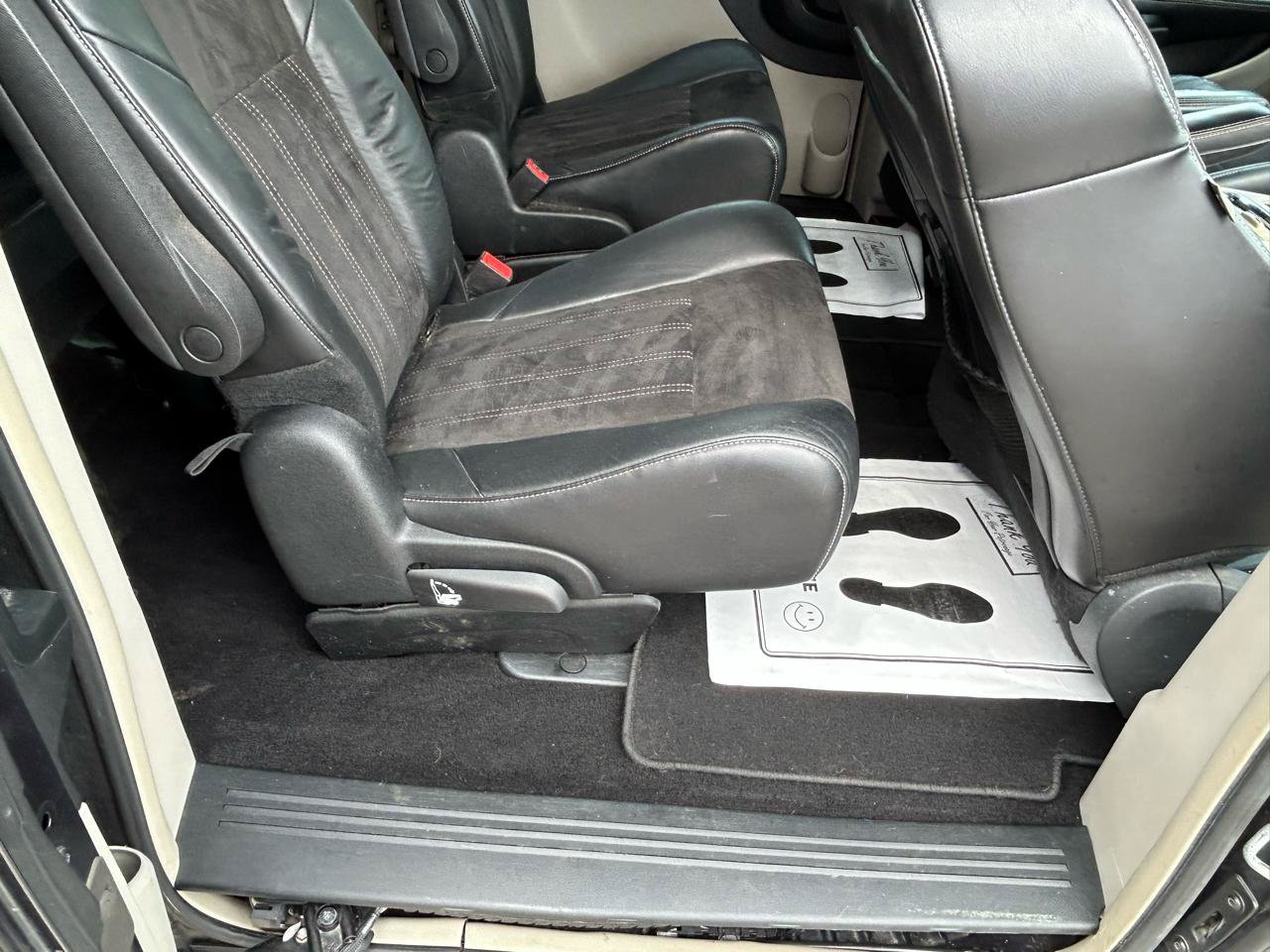Used 2014 Chrysler Town & Country Touring-L FWD image 12