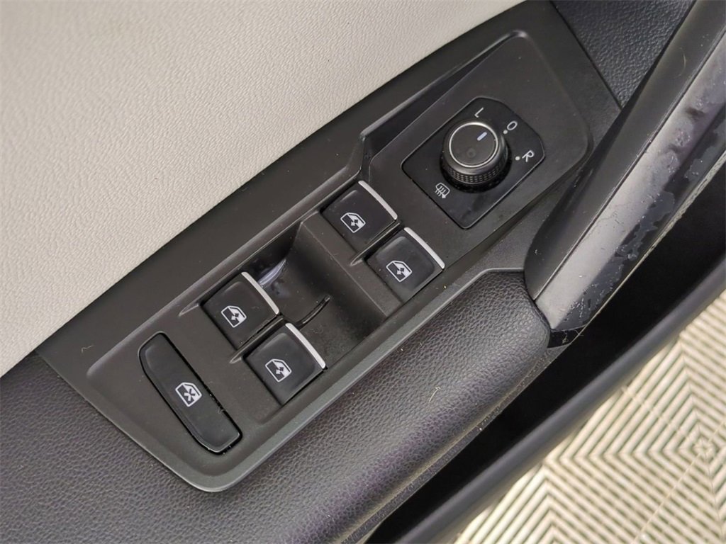 Used 2019 Volkswagen Tiguan SE w/ Panoramic Sunroof Package image 46