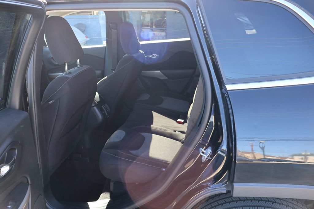 Used 2018 Jeep Cherokee Latitude FWD image 21