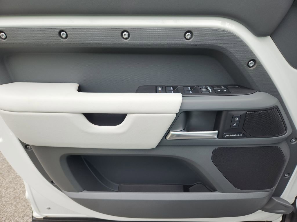 Used 2025 Land Rover Defender 130 S image 22