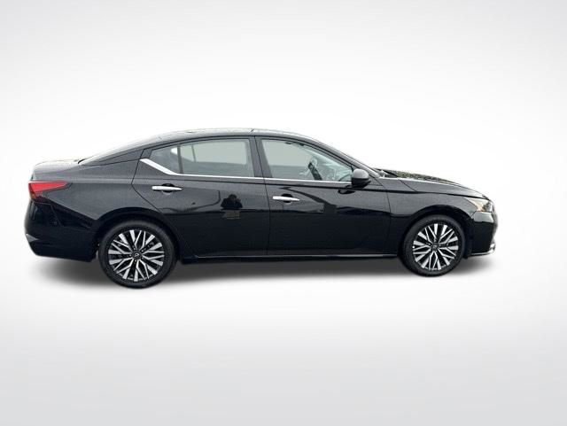Used 2025 Nissan Altima 2.5 SV FWD image 6