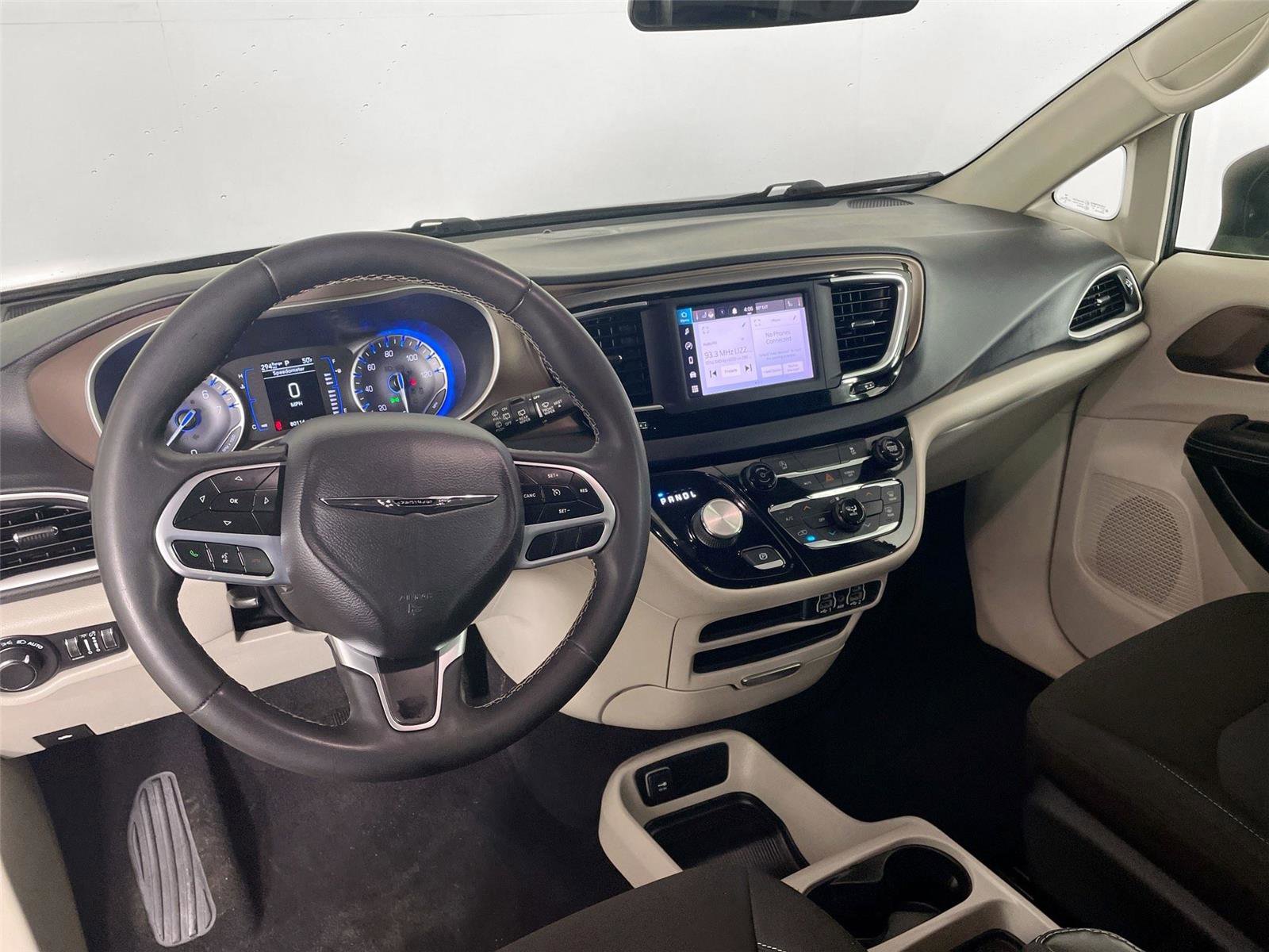 Used 2022 Chrysler Voyager LX image 2