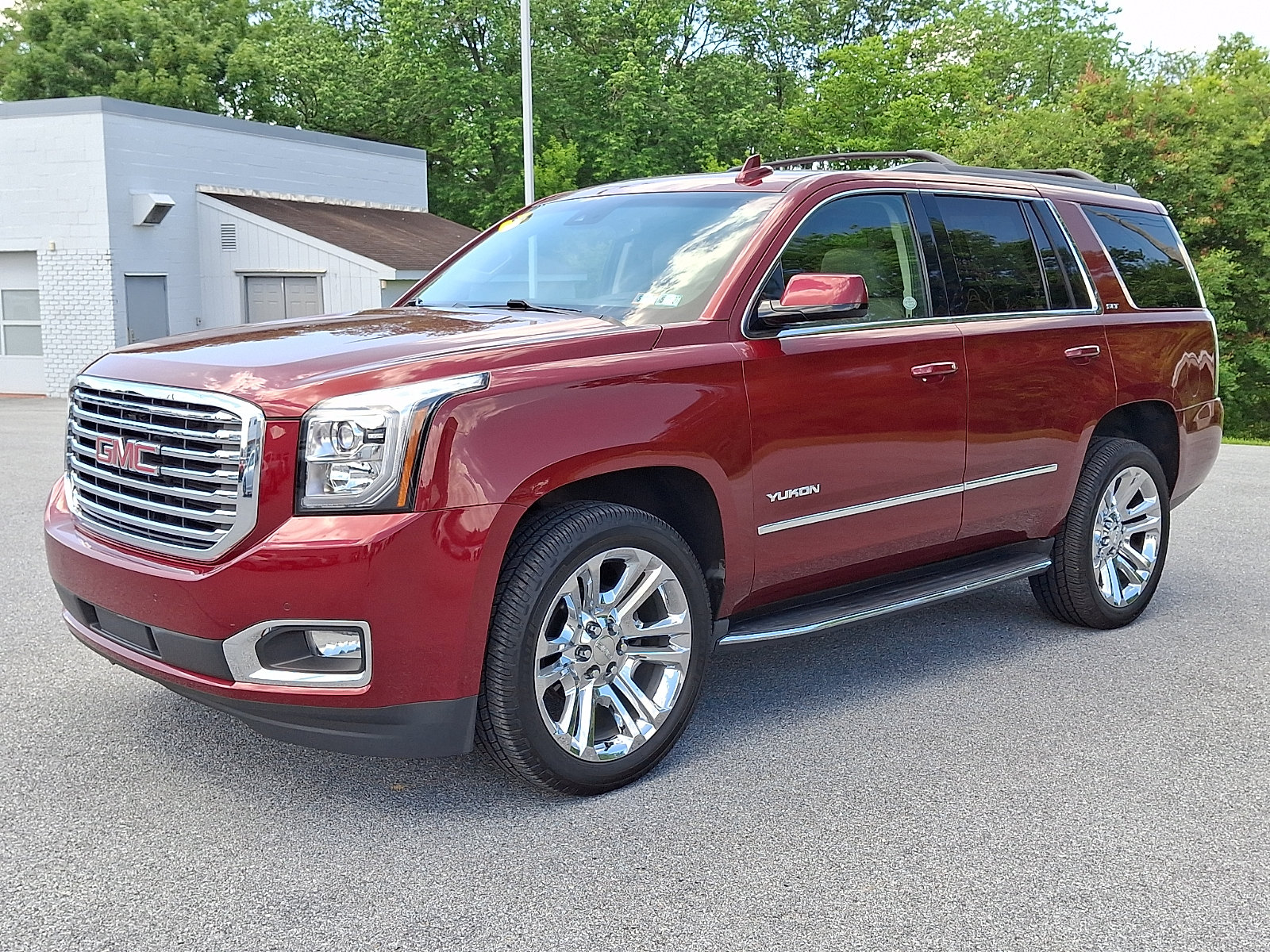 Used 2017 GMC Yukon SLT w/ Premium Edition AWD/4WD image 3