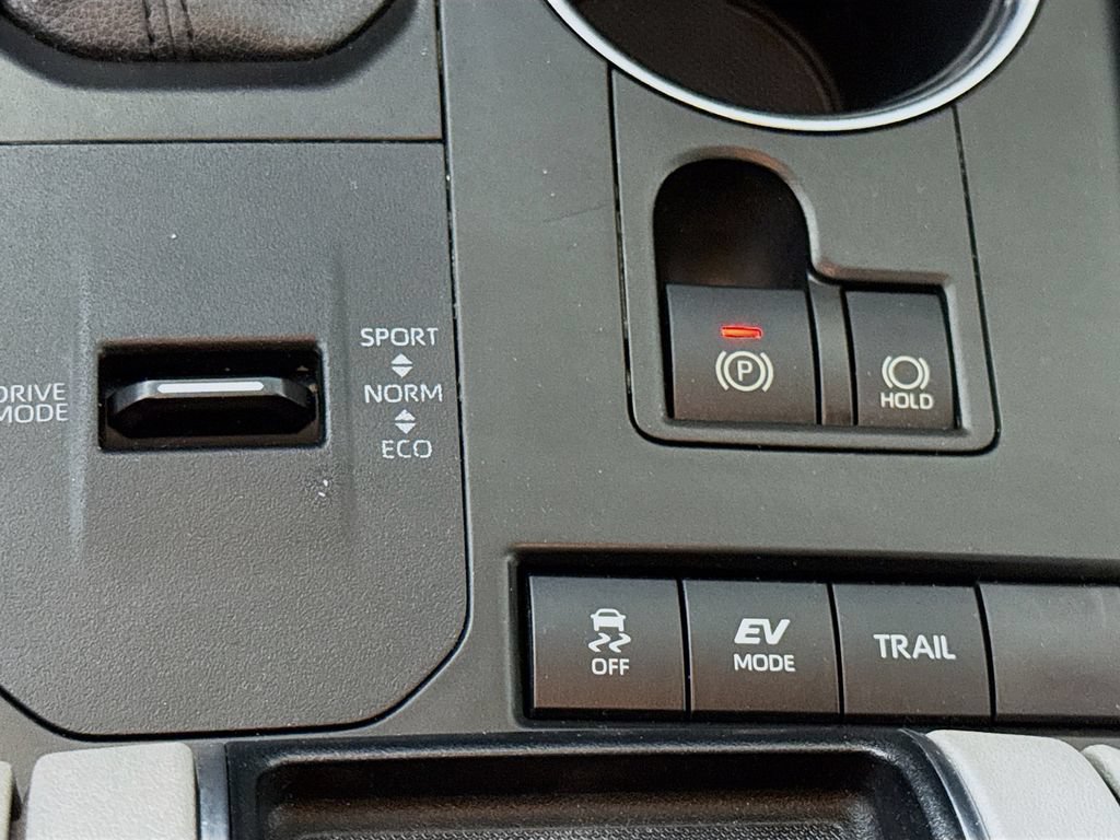 Certified 2021 Toyota Highlander XLE AWD/4WD image 12