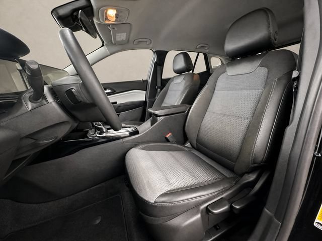 Used 2025 Chevrolet Trax LT FWD image 11