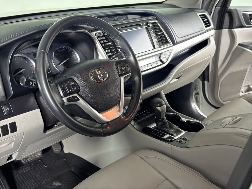 Used 2017 Toyota Highlander XLE AWD/4WD image 10
