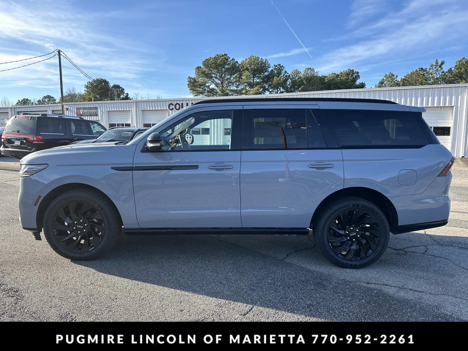 New 2025 Lincoln Navigator Reserve w/ Jet Appearance Package AWD/4WD image 4