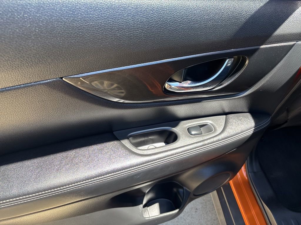 Used 2017 Nissan Rogue SV image 38