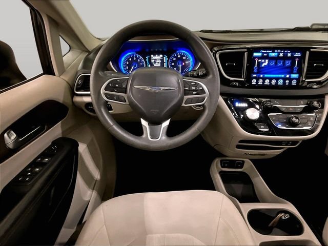 Used 2017 Chrysler Pacifica Touring w/ Tire & Wheel Group FWD image 5