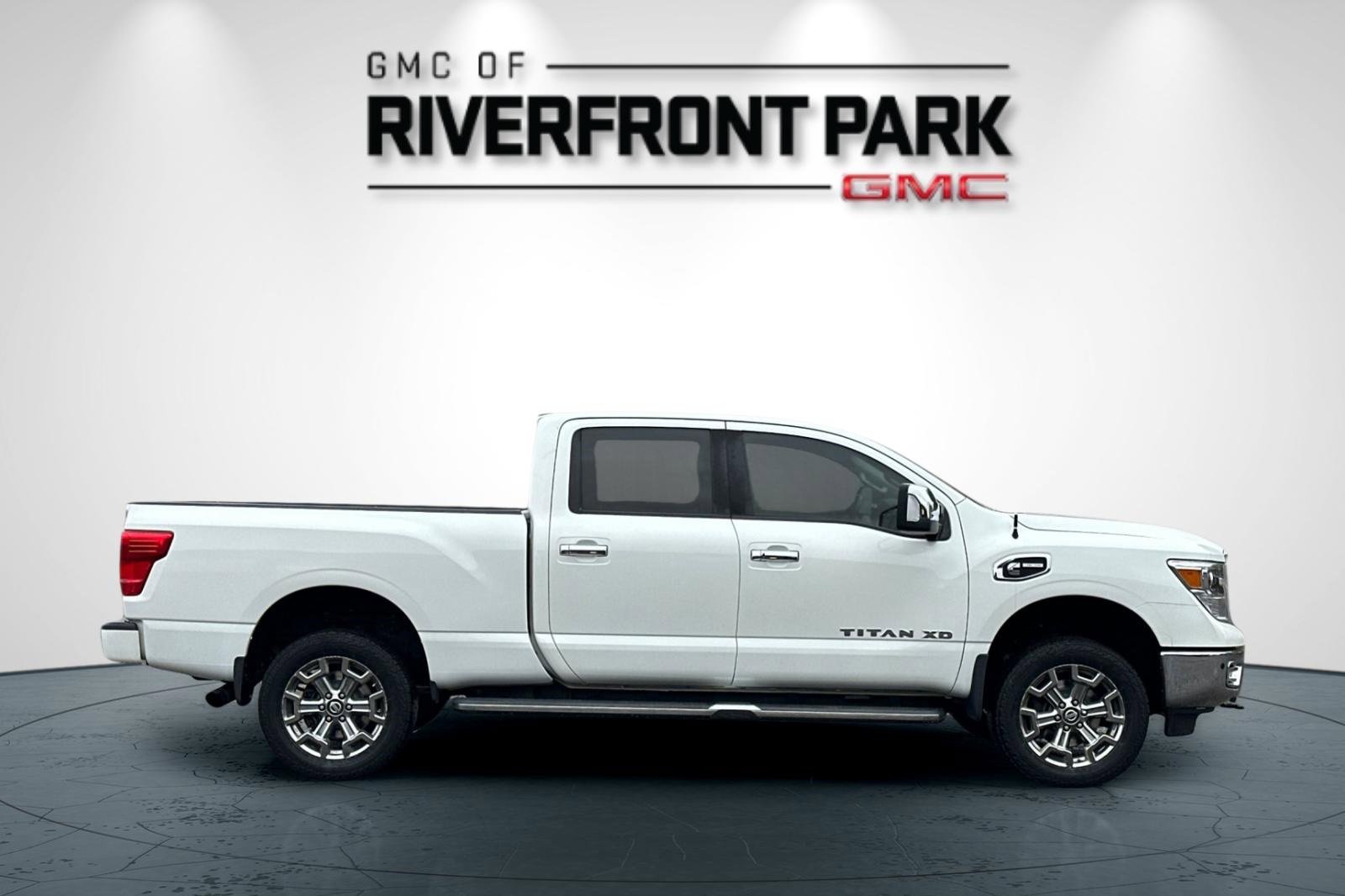 Used 2018 Nissan Titan SL w/ Chrome Package image 2