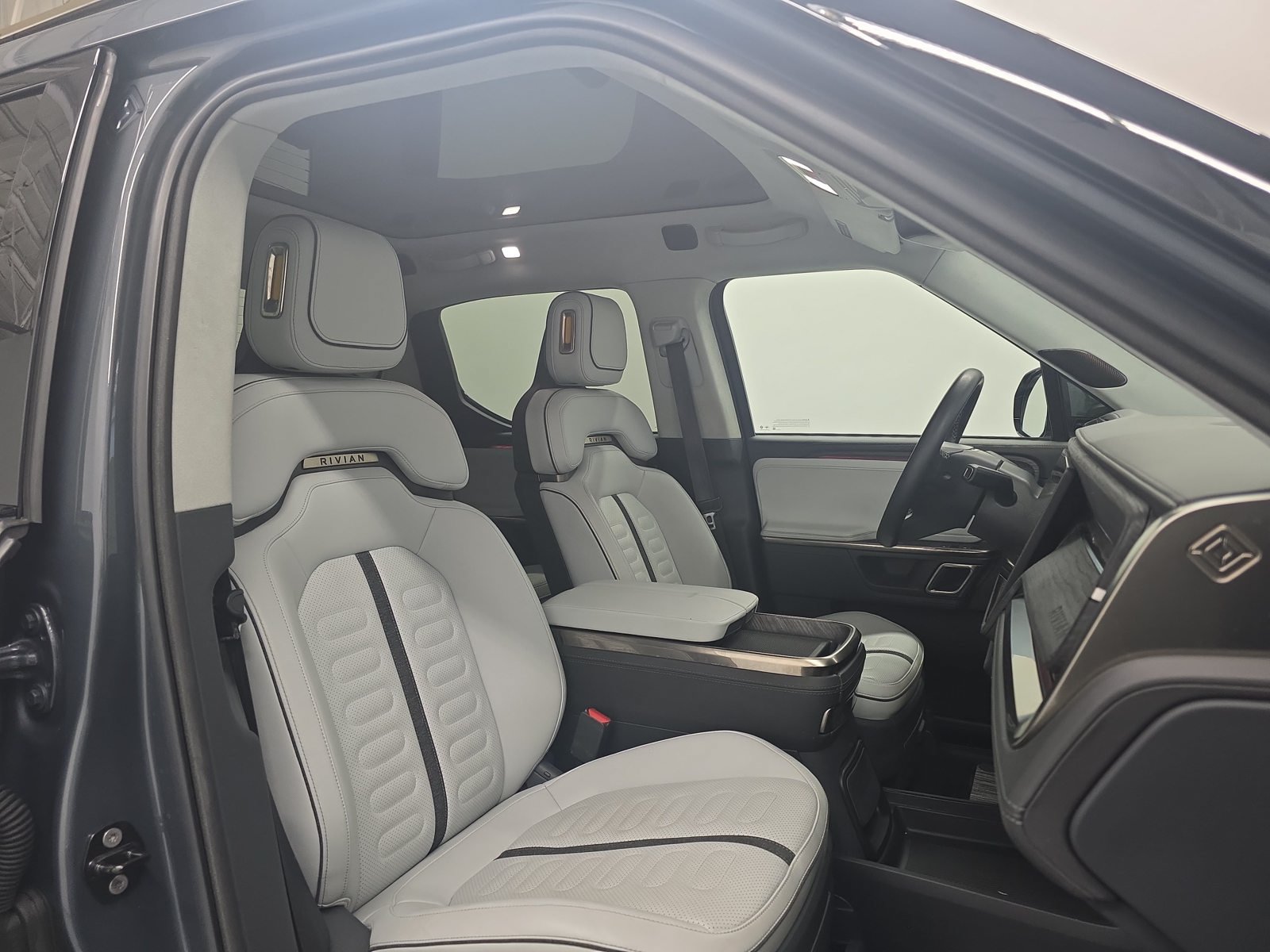 Used 2022 Rivian R1T Adventure AWD/4WD image 23