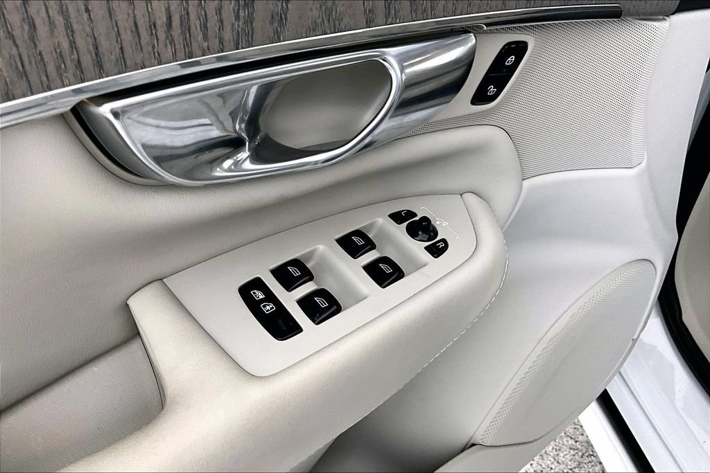 Certified 2025 Volvo XC90 B6 Plus w/ Protection Package Premier AWD/4WD image 32