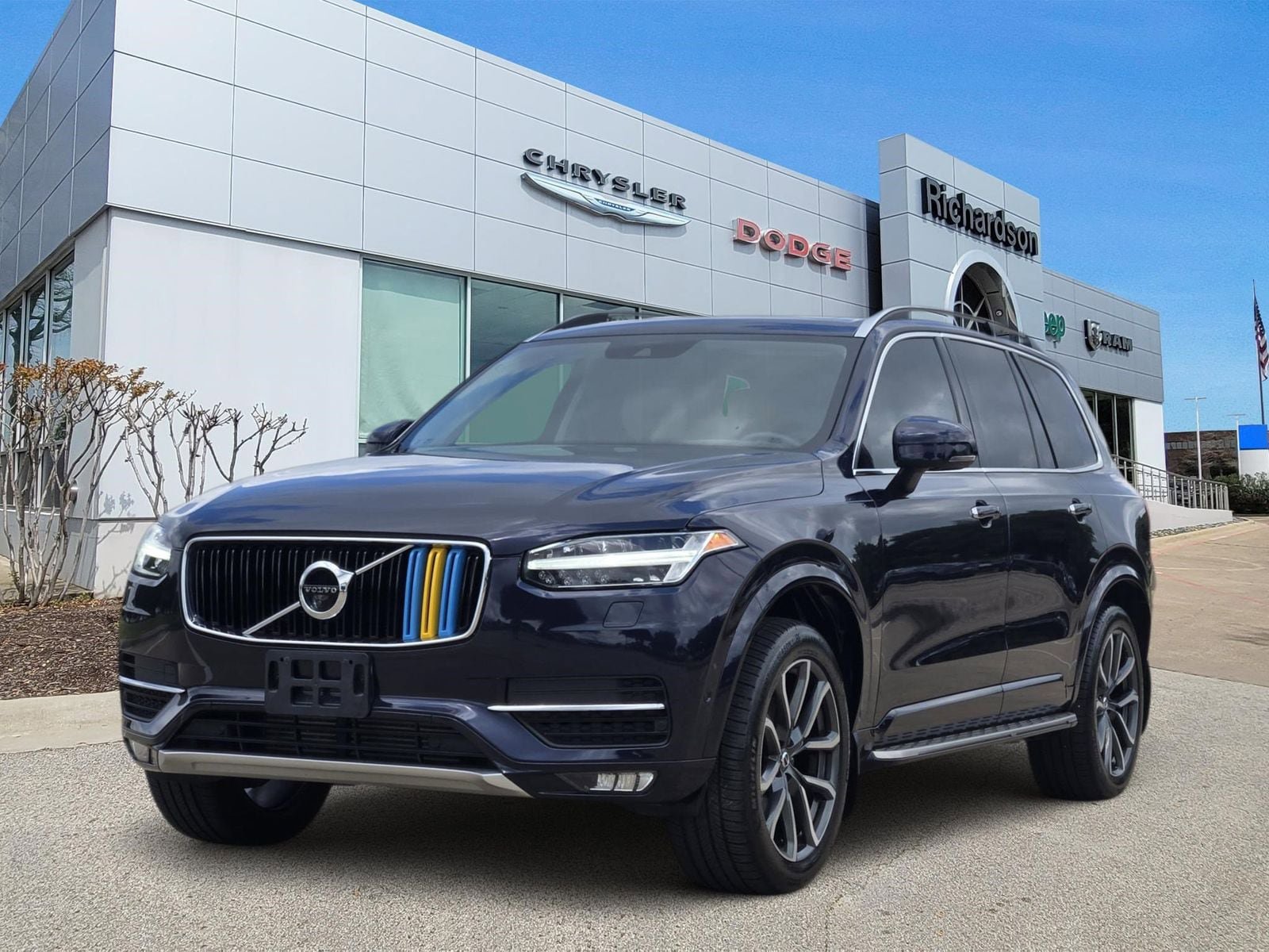 Used 2016 Volvo XC90 T6 Momentum w/ Momentum Plus Package AWD/4WD image 2