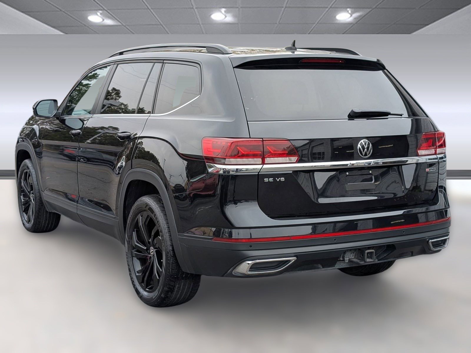 Used 2022 Volkswagen Atlas SE w/ Black Wheel Package image 3