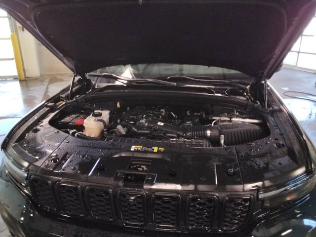 Used 2024 Jeep Grand Cherokee L Limited w/ Luxury Tech Group II image 11