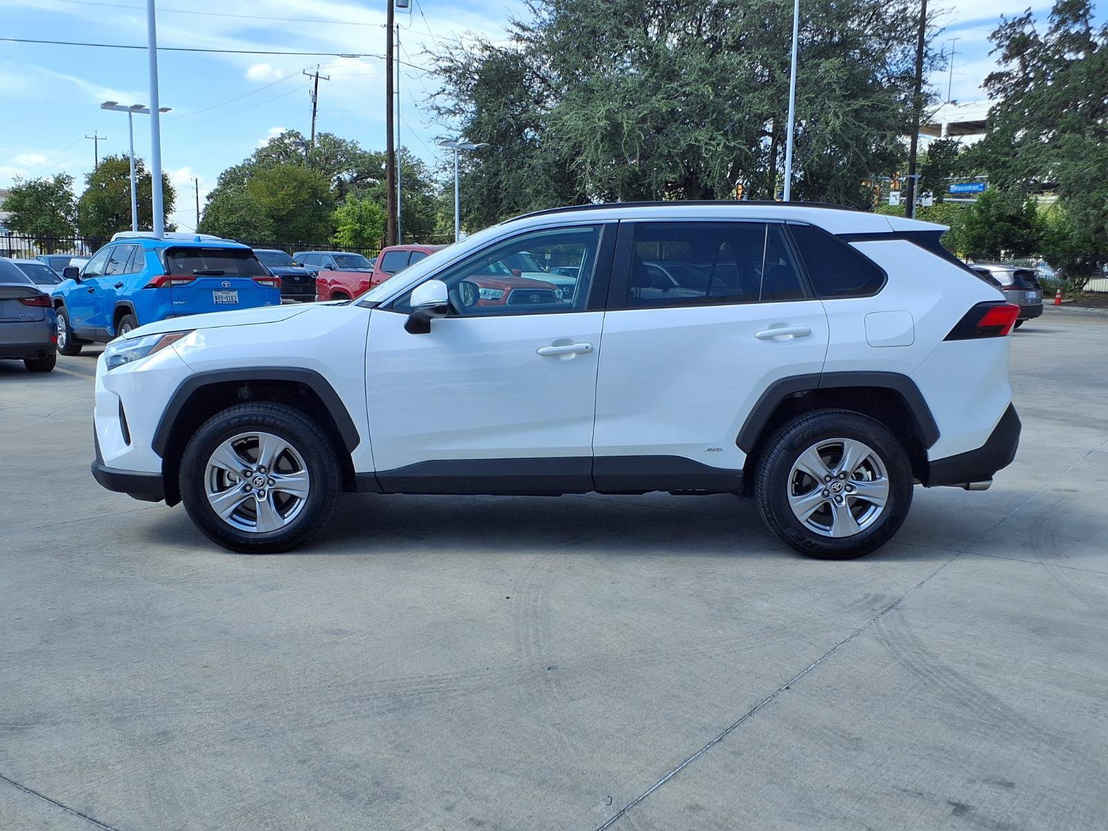 Used 2025 Toyota RAV4 XLE AWD/4WD image 7