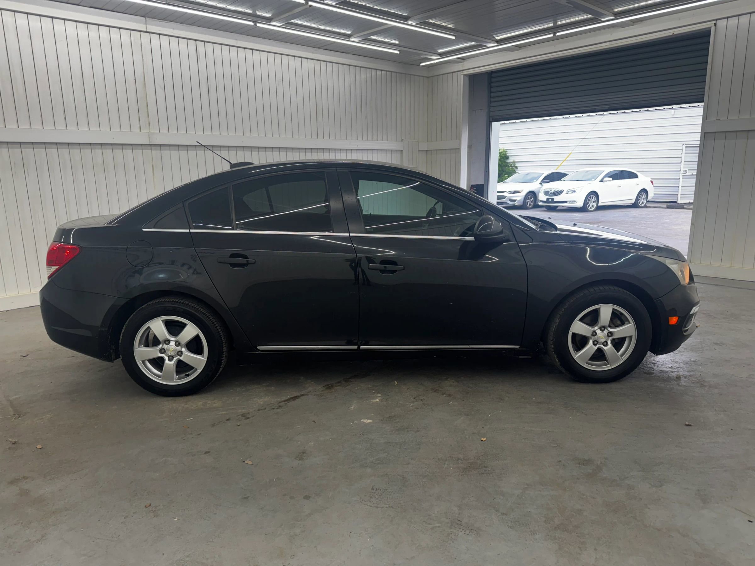 Used 2016 Chevrolet Cruze LT w/ Technology Package image 4
