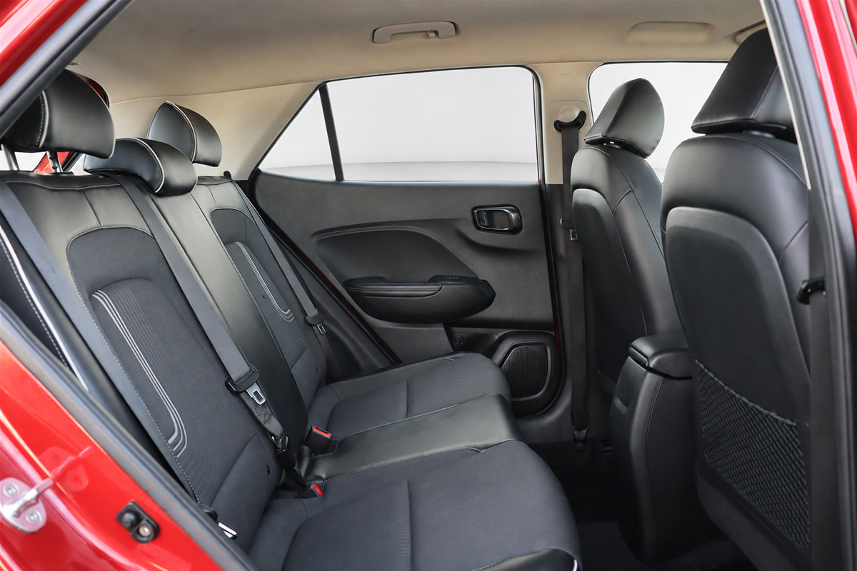 Used 2022 Hyundai Venue Limited FWD image 14