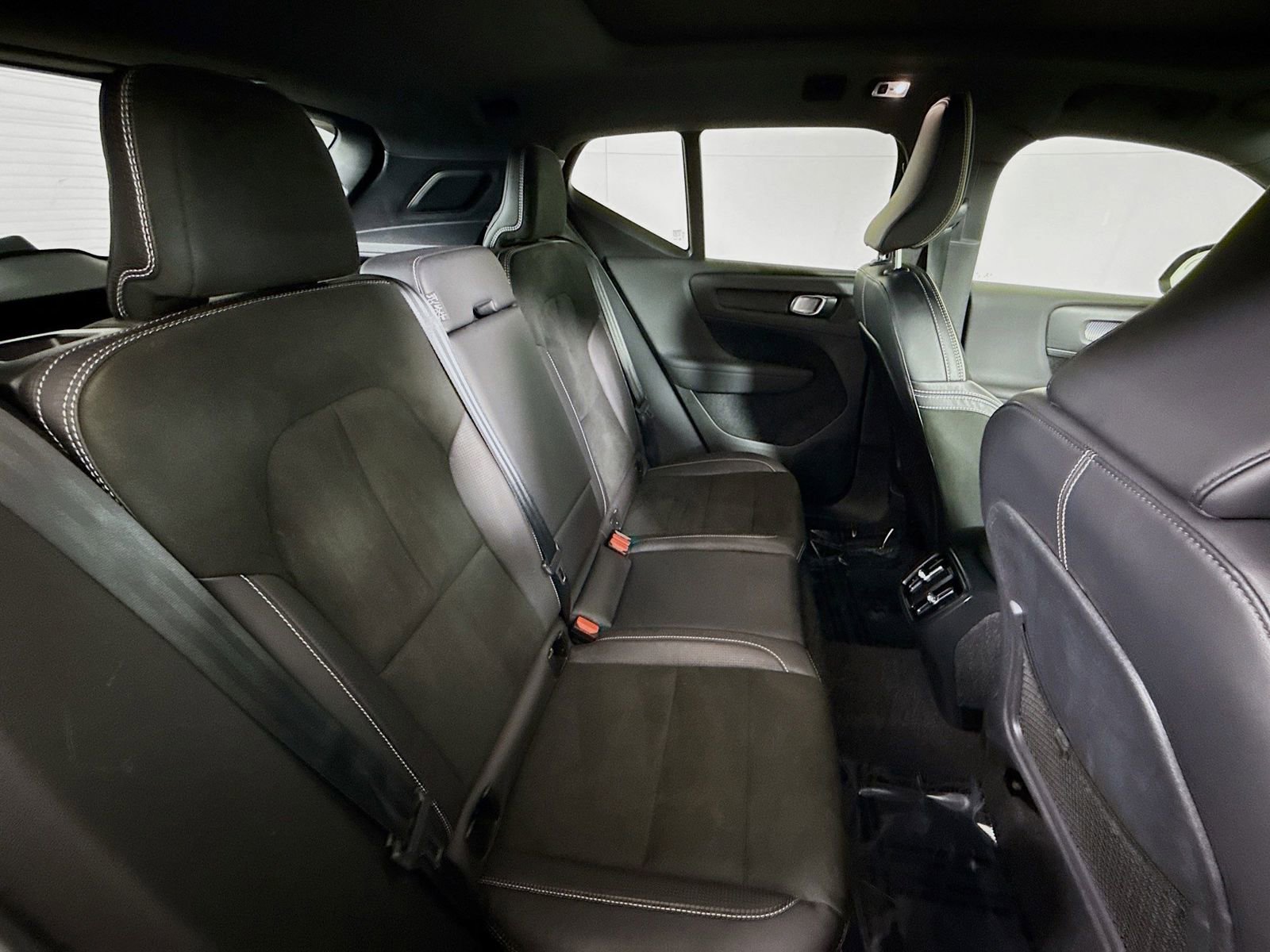 Used 2021 Volvo XC40 T5 R-Design image 27