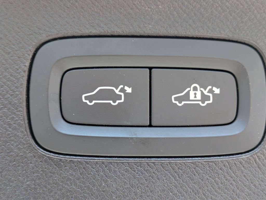 Certified 2025 Volvo XC90 B5 Core AWD/4WD image 13
