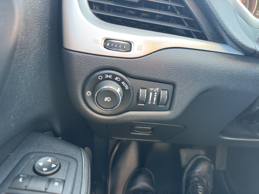 Used 2017 Jeep Cherokee Trailhawk image 10