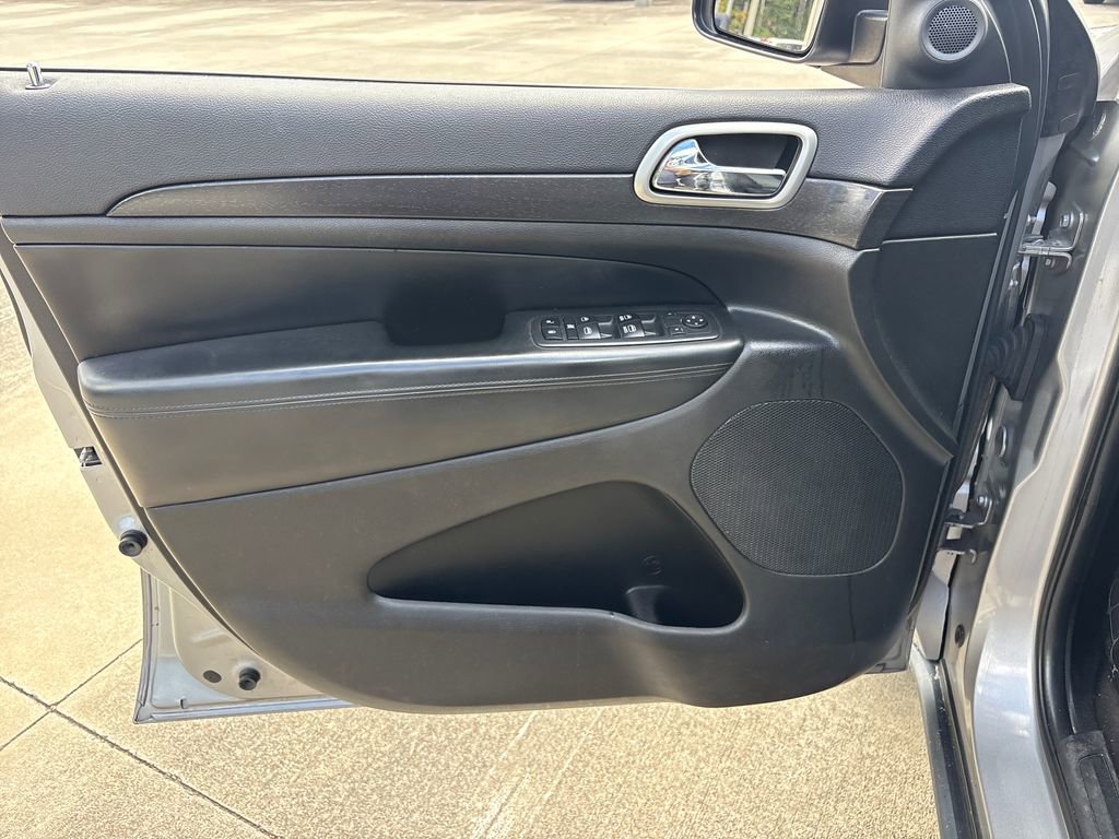 Used 2018 Jeep Grand Cherokee Laredo RWD image 15