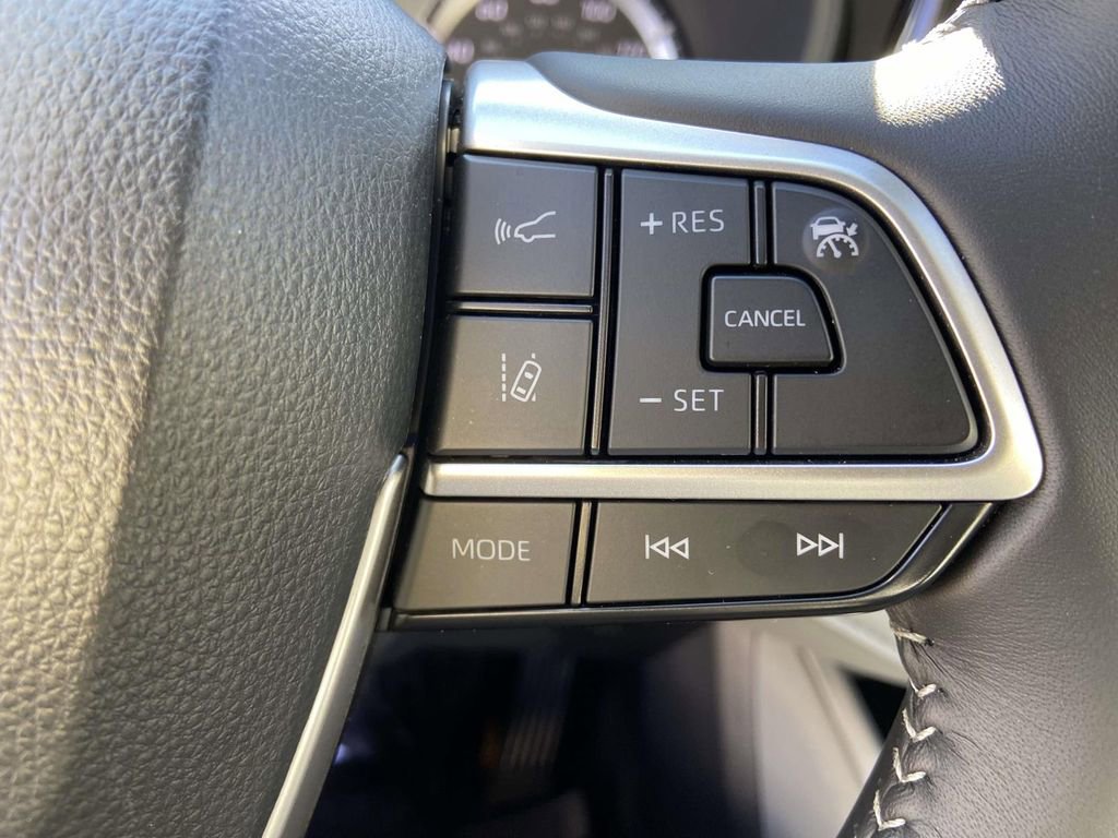 Used 2025 Toyota Highlander LE image 32