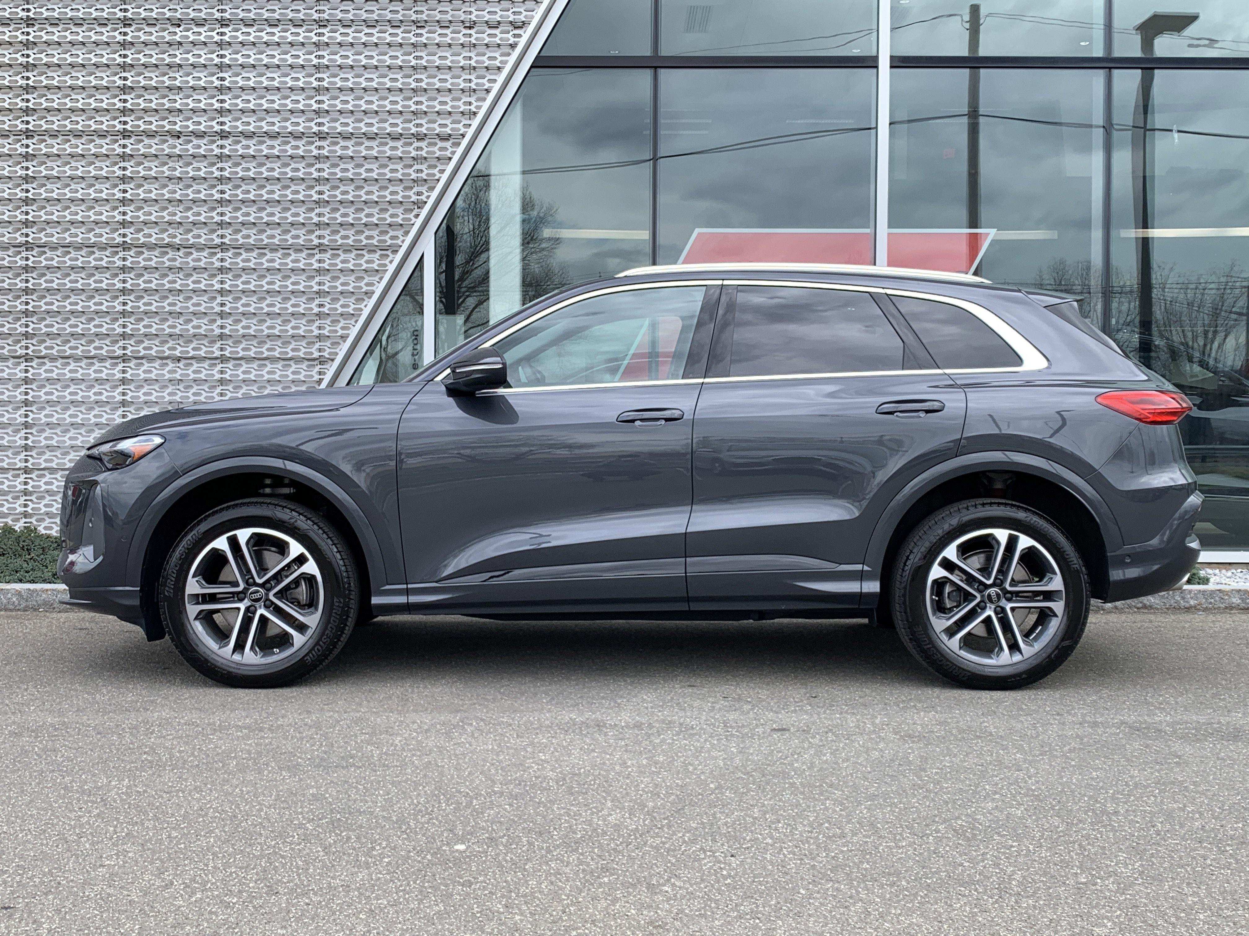 Used 2025 Audi Q5 Premium w/ Convenience Package image 2