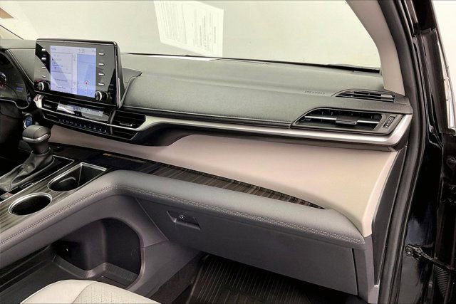 Used 2024 Toyota Sienna Limited image 16