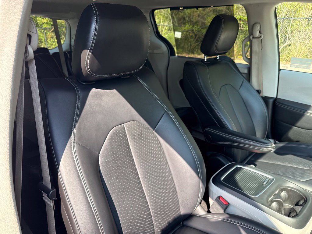 Used 2024 Chrysler Pacifica Touring-L FWD image 41