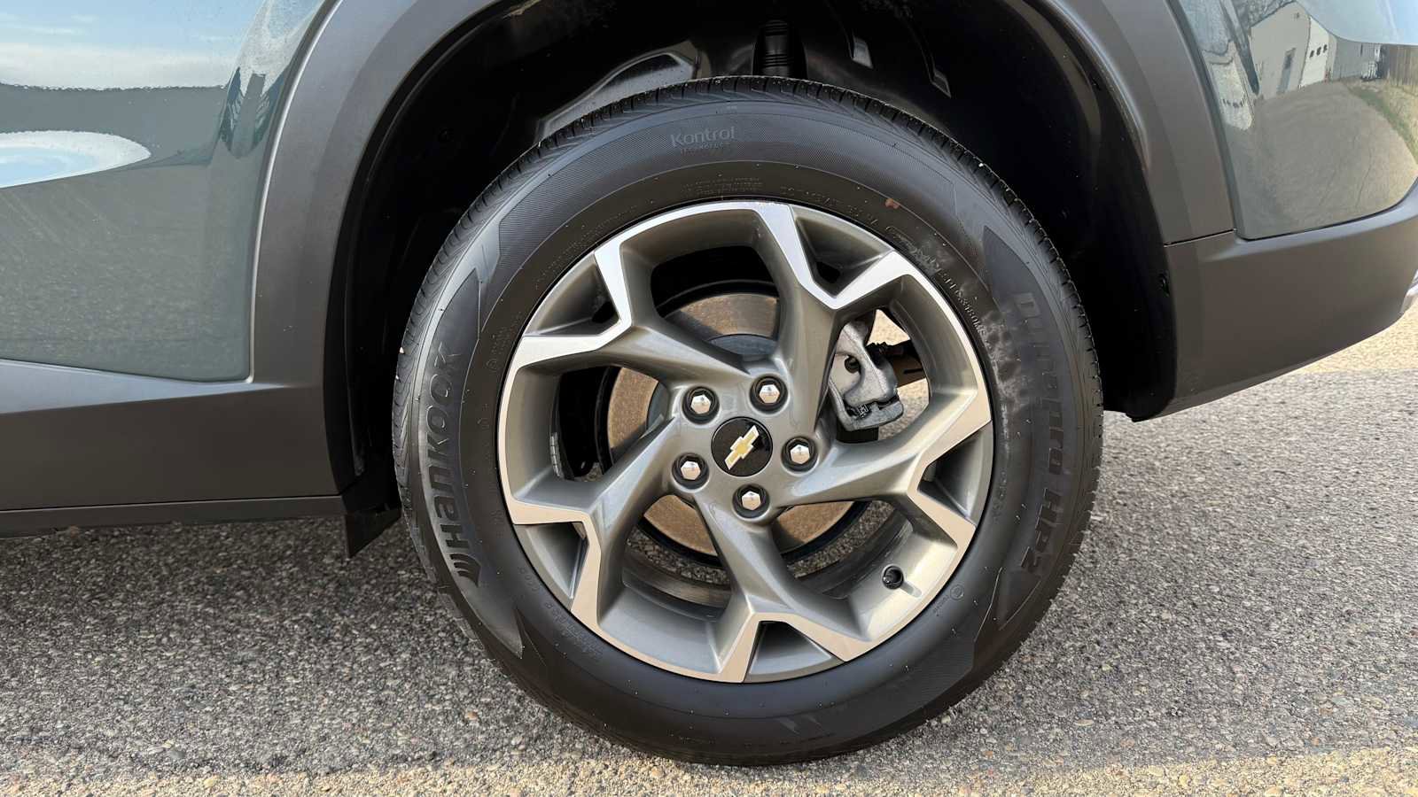 Used 2025 Chevrolet Trax LT w/ LT Convenience Package FWD image 28