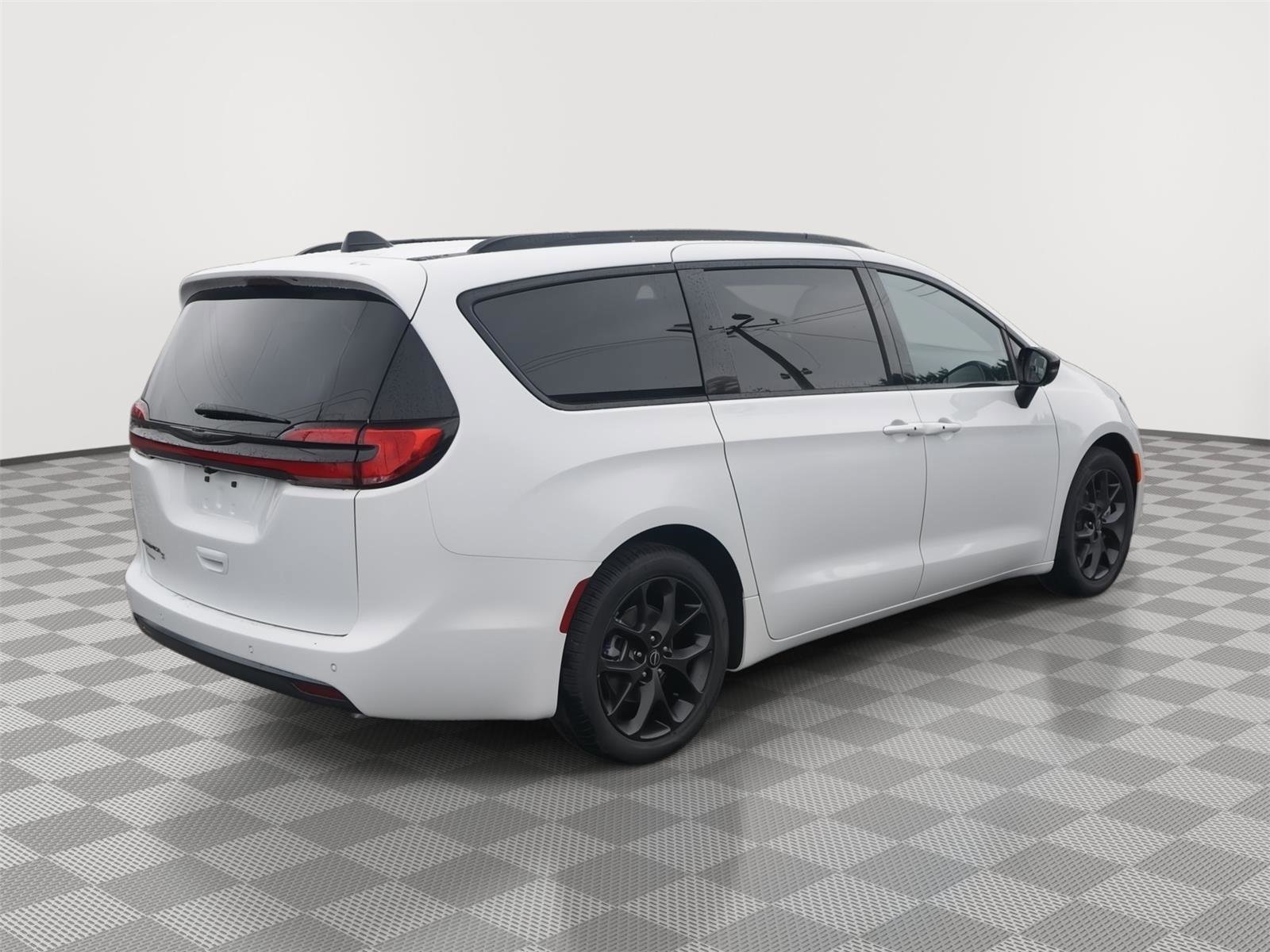 New 2026 Chrysler Pacifica Select w/ S Appearance Package image 4