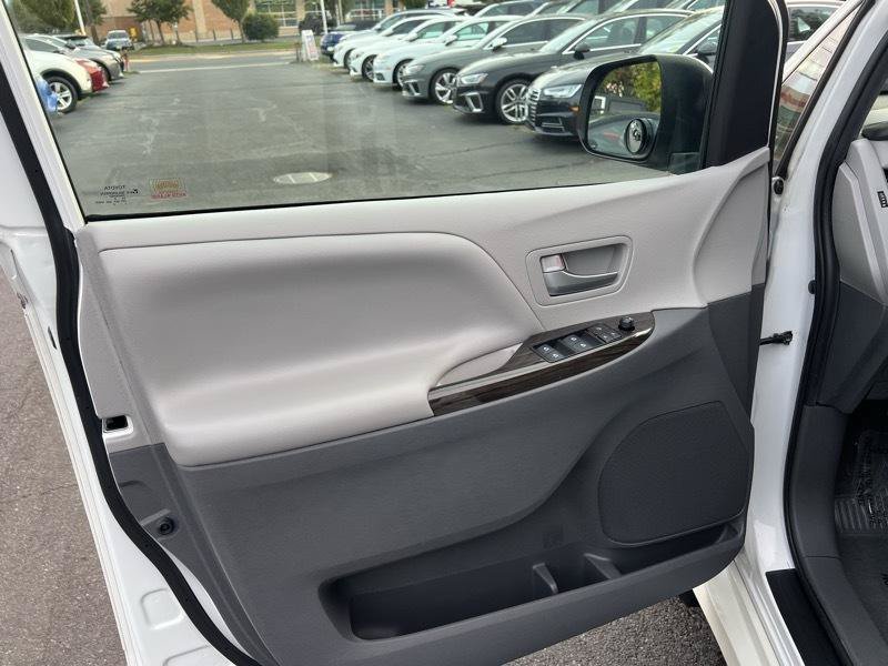Used 2020 Toyota Sienna XLE FWD image 29