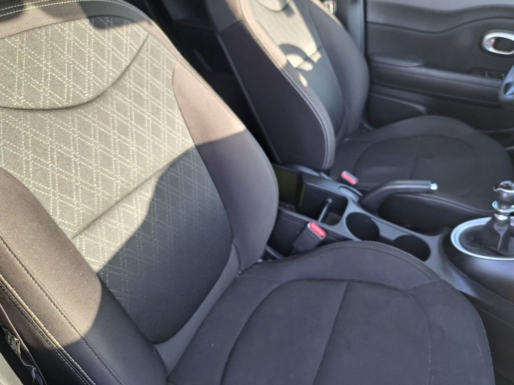 Used 2016 Kia Soul Base image 16