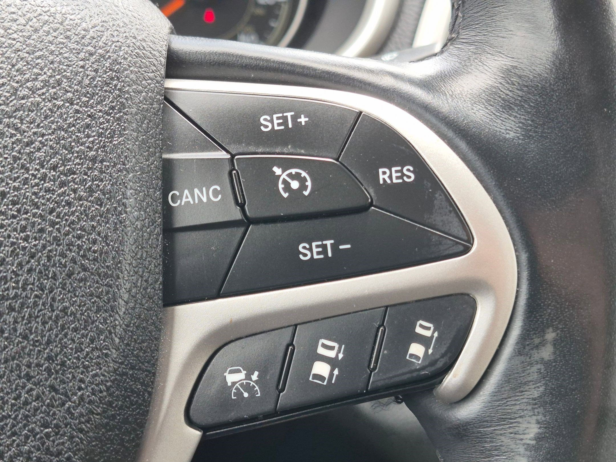 Used 2015 Jeep Cherokee Limited w/ Luxury Group AWD/4WD image 20