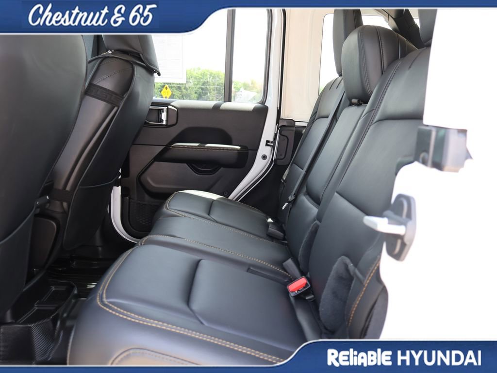 Used 2025 Jeep Wrangler Unlimited Sahara AWD/4WD image 18