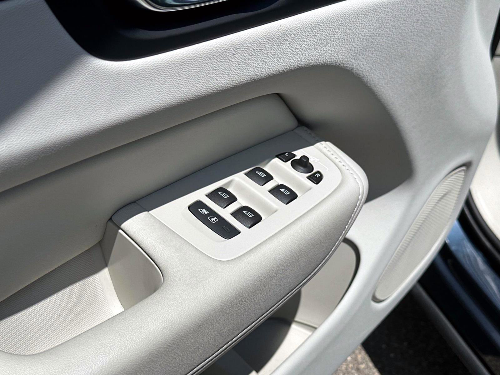 Certified 2024 Volvo XC60 B5 Plus image 19
