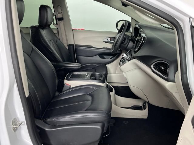 Used 2024 Chrysler Pacifica Touring-L FWD image 31