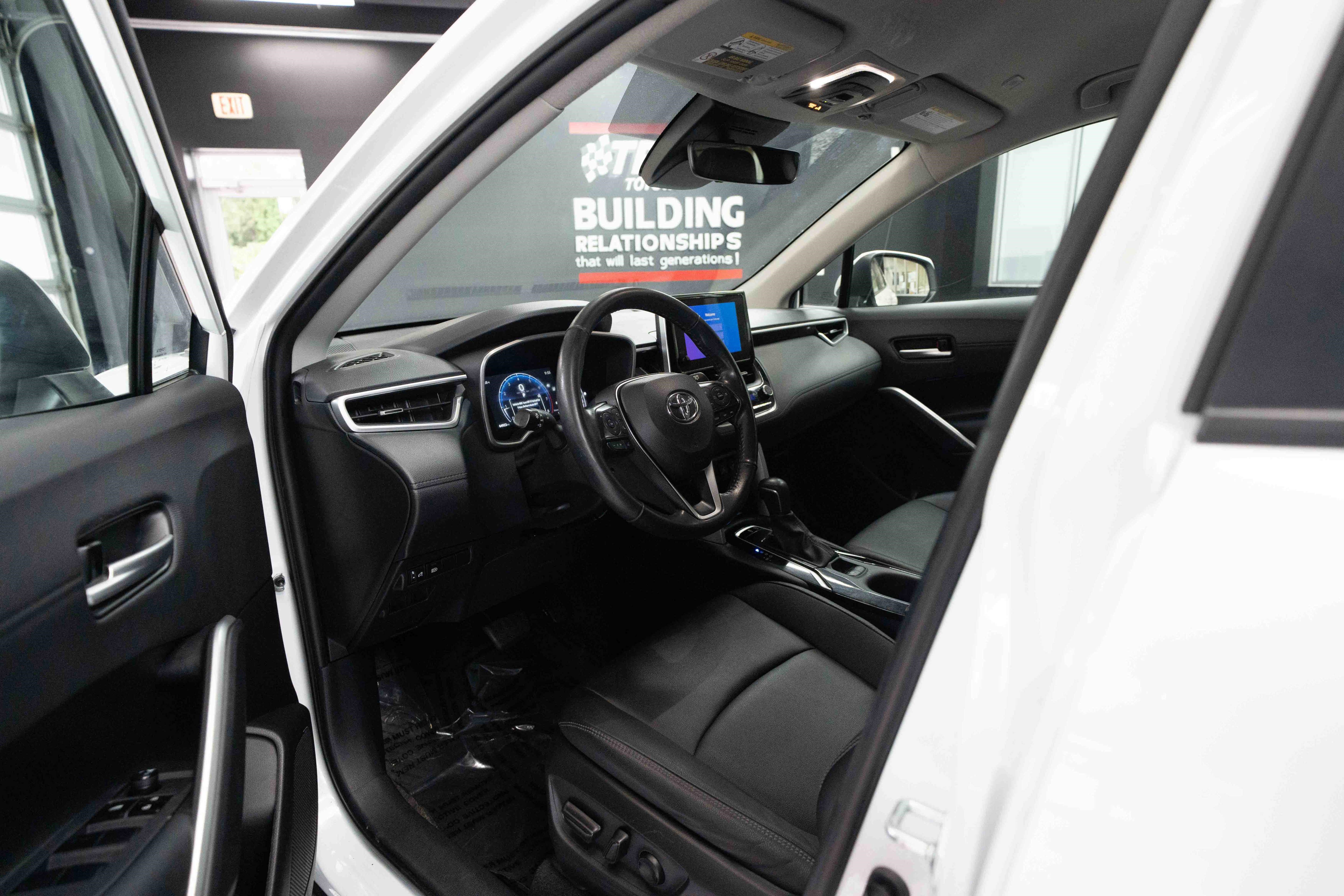 Used 2023 Toyota Corolla Cross XLE image 8