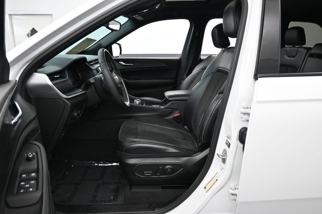 Used 2024 Jeep Grand Cherokee Altitude RWD image 11